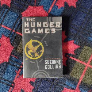 📚 3/$15 or 5/$20 📚 Novel - The Hunger Games (1)